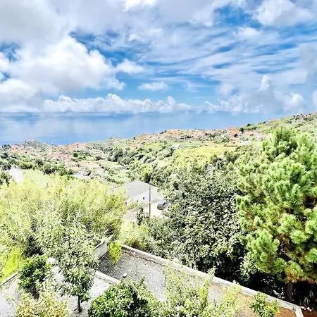 Maison d'hôtes Guestready - Yellow House In The Mountain