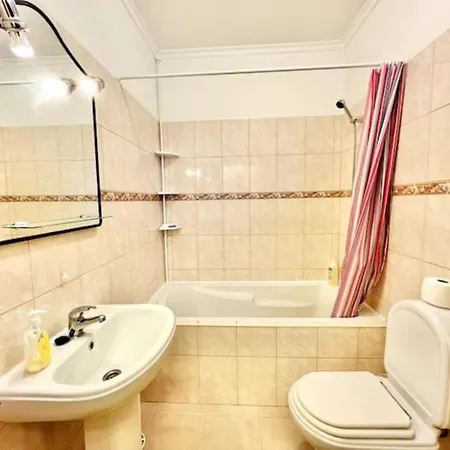 Maison d'hôtes Guestready - Yellow House In The Mountain