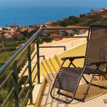 Maison d'hôtes Guestready - Yellow House In The Mountain
