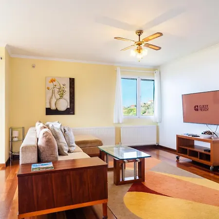 Maison d'hôtes Guestready - Yellow House In The Mountain