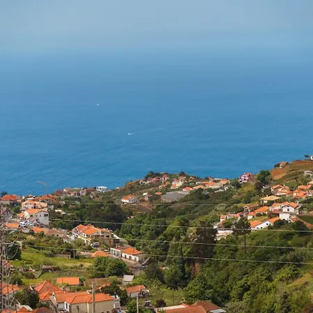 Guestready - Yellow House In The Mountain 3* Понта-ду-Сол