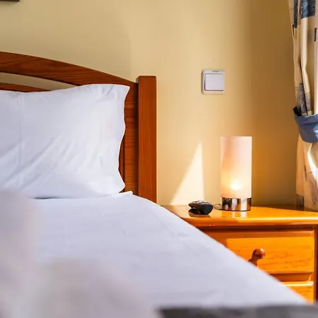 Pensionat Guestready - Yellow House In The Mountain Ponta do Sol (Madeira)